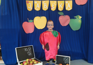 Michał w stroju jabłka